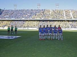 El Real Oviedo, arropado por la afición desplazada al Nou Estadi 