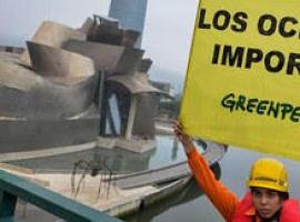 Greenpeace despliega una pancarta en el puente La Salve de Bilbao para pedir la protección de los océanos
