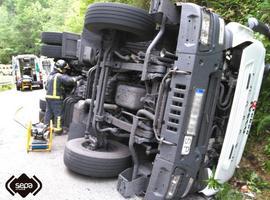 Herido un camionero tras volcar el camión que conducía en Cangas del Narcea