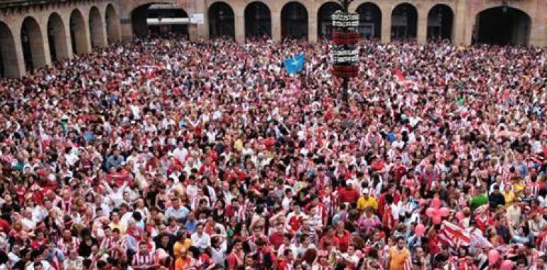 Una marea rojiblanca desborda el Muro y la Plaza Mayor feliz con el Sporting