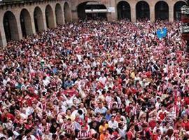 Una marea rojiblanca desborda el Muro y la Plaza Mayor feliz con el Sporting