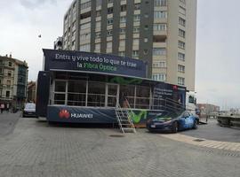 El Autobús de la fibra despeja dudas sobre soluciones de comunicación para los gijoneses
