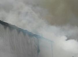 Cortada la A-8 en Villaviciosa por el incendio en un camión