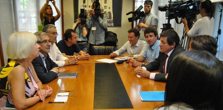 Javier Fernández ve "razonables" las propuestas de IU y confía en un acuerdo abierto