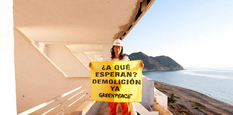Los huéspedes del hotel de El Algarrobico denuncian que la Junta quiere legalizarlo