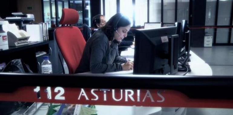 Brigadas de bomberos con medios aéreos logran detener el avance del incendio en Muniellos