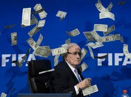 Ducha de dólares falsos sobre dimisionario Joseph Blatter  