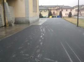 La avilesina iglesia de Llaranes estrena pavimento en la campa