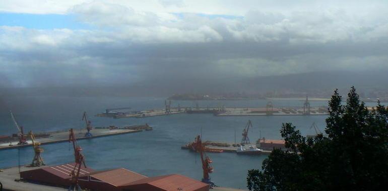 El Puerto de Gijón intensifica el riego para evitar polvo de carbón en el aire
