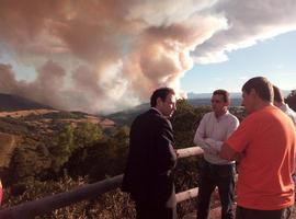 El avance de los incendios en el occidente obliga a desalojar a los vecinos de Castañera
