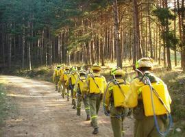 Los bomberos combaten un nuevo incendio forestal en Ferreira, Santa Eulalia de Oscos