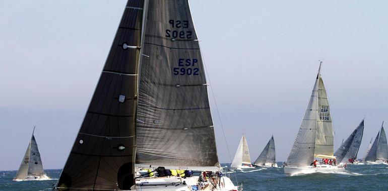 El Tana, de  Javier Chavarri, llega primero con ventaja a Santander en la Regata El Gaitero 