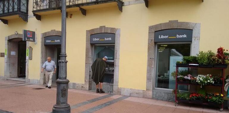 La oficina de Cajastur de Ribadesella, primera en lucir la imagen de Liberbank
