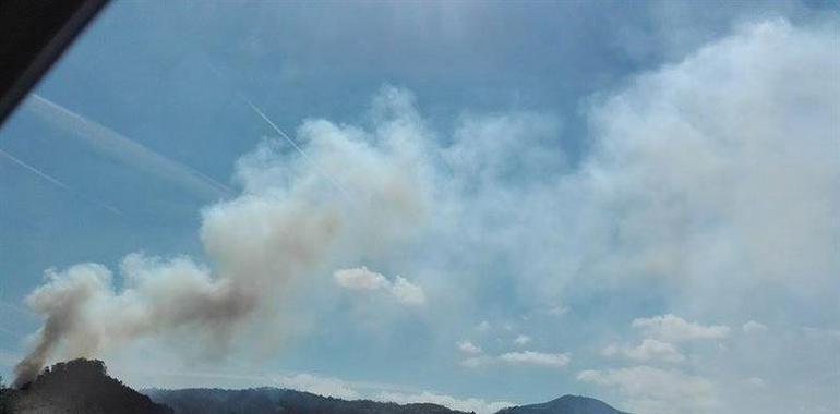 #Asturias. Enconada lucha de los bomberos contra las llamas en el Monte Areo