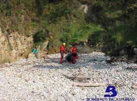 Prosigue la búsqueda de un bañista en aguas de Llanes, en Playa de Vega