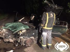 Dos heridos, uno grave, en accidente de tráfico en Villuir, Valdés