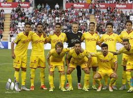 El Sporting pierde (2-1) ante la adversidad y el Rayo