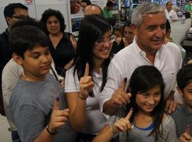 Otto Pérez, aventajado en las presidenciales de Guatemala, con sus nietos en las elecciones infantiles