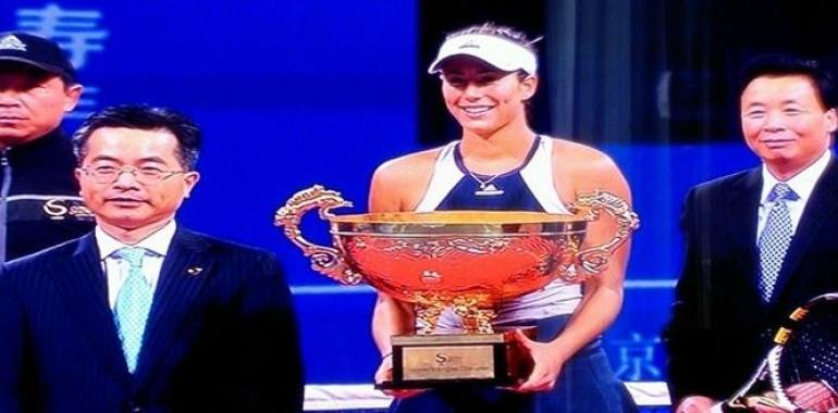 Garbiñe Muguruza, "emperatriz" en Pekín tras ganar la final a Bacsinszky 