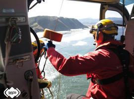 Emergencias rescata a un percebeiro en la playa de Los Quebrantos, en Soto del Barco