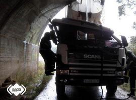 Un camionero resulta herido de gravedad tras chocar contra un túnel en Cotarón