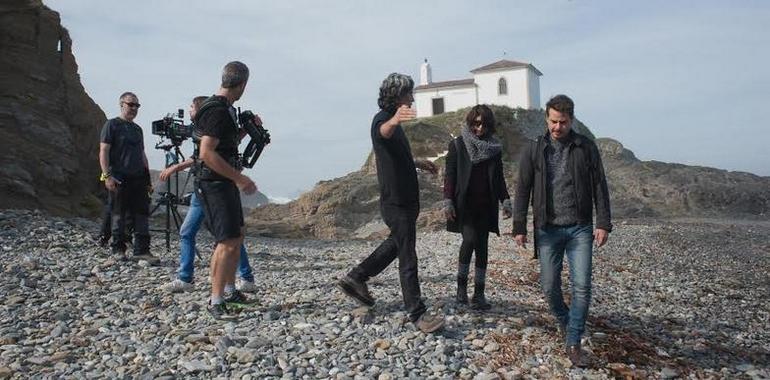 Nerea Barros y Frank Perozo ruedan la película “sol y luna” en la capilla de Meirás