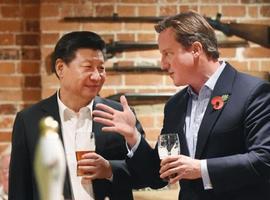 Cameron y Xi Jinping de charleta y cañas en un pub inglés  