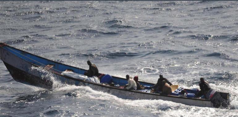 El buque Galicia entrega a Francia a los siete piratas detenidos el sábado