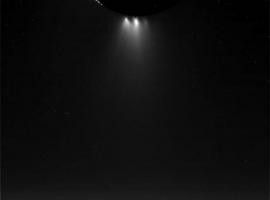 Sonda Cassini envía impresionantes imágenes de la luna Encelado desde Saturno