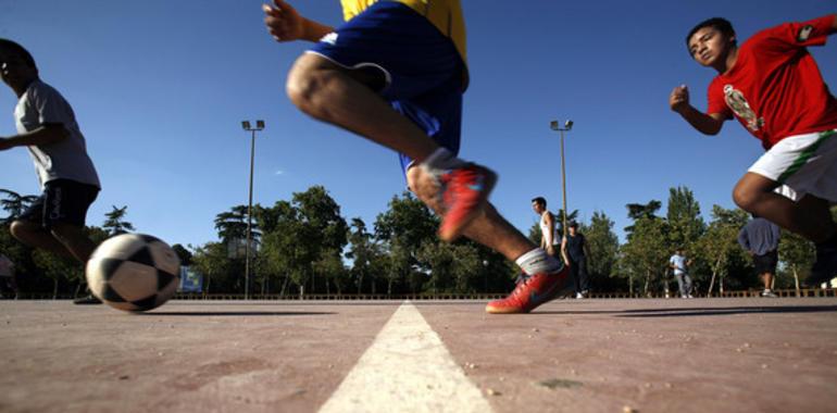 Jugar al fútbol o al balonmano cuando joven previene la osteoporosis