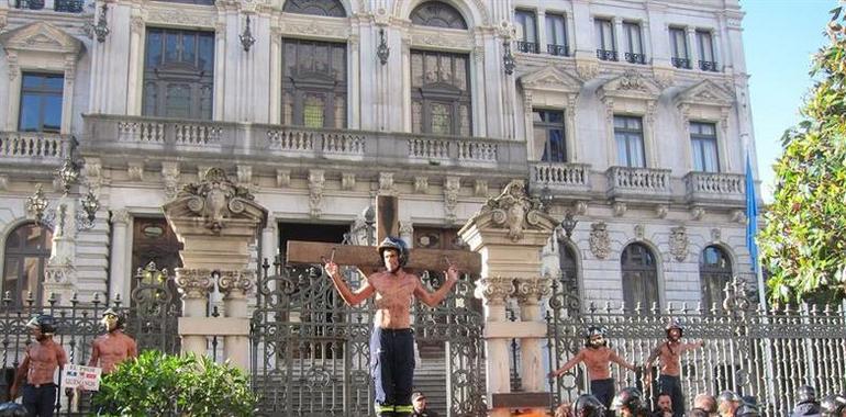 Presidencia defiende la calidad del servicio mientras un bombero se crucifica como protesta