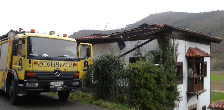 El fuego calcina una vivienda en Repolles, Pravia