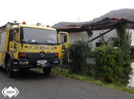 El fuego calcina una vivienda en Repolles, Pravia