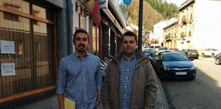 Podemos reivindica con vecinos de Navelgas presupuesto para la As219