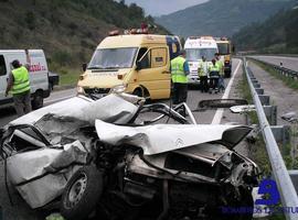 Tres heridos en el choque entre dos turismos y un camión, en Mieres