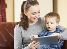 Bebés de menos de dos años expertos en tabletas y móviles