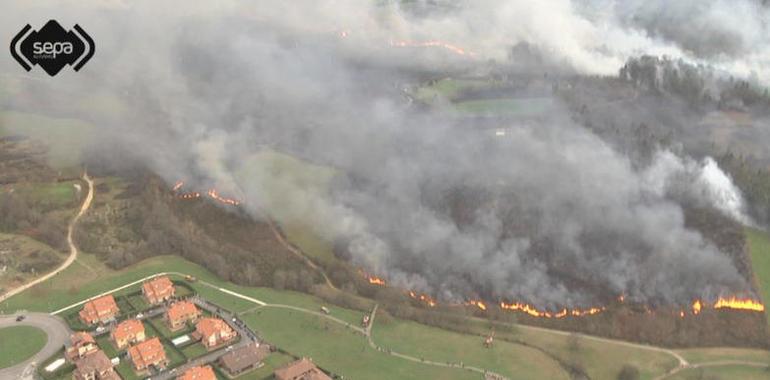 Un voraz fuego forestal amenaza La Fresneda (FOTOS AÉREAS)