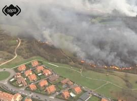 Un voraz fuego forestal amenaza La Fresneda (FOTOS AÉREAS)
