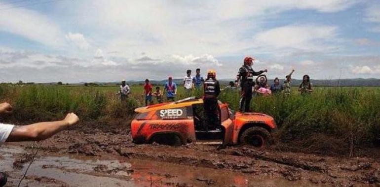 El Dakar lucha contra la lluvia y el paro