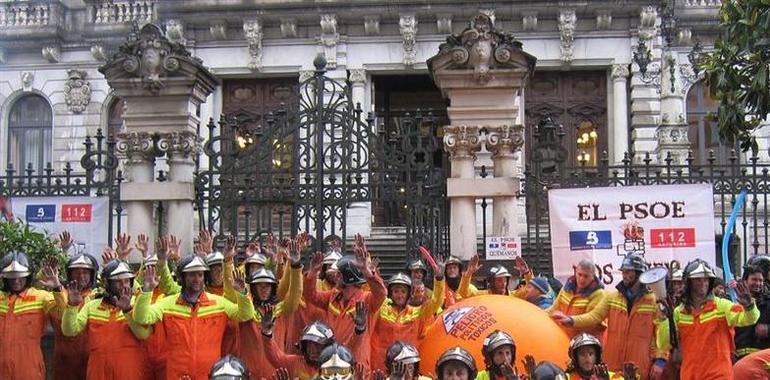 Los bomberos del SEPA reanudan sus protestas ante la Junta General