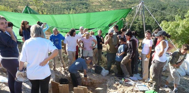 Cuatro dientes de leche entre los  hallazgos neandertales de Pinilla del Valle