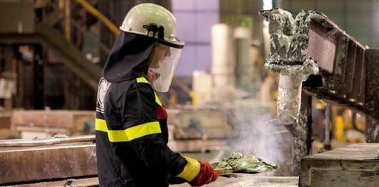 La empresa Asturiana de Zinc dona su presupuesto de protocolo a Cáritas Avilés