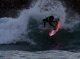 El surf nocturno ya es posible