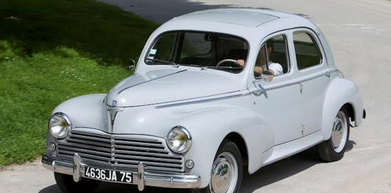 Coupés y descapotables, protagonistas del stand Peugeot en el Salón Rétromobile   