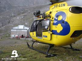 El helicóptero medicalizado rescata a una excursionista en Cabrales