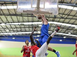 El Oviedo Club Baloncesto recoge alimentos para una merienda solidaria 