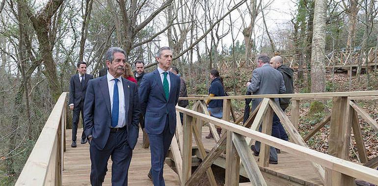 Pasarela para acceso de personas con discapacidad al bosque de secuoyas en Cabezón de la Sal