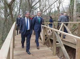 Pasarela para acceso de personas con discapacidad al bosque de secuoyas en Cabezón de la Sal