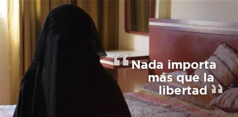 Dos muyeres siries consiguen grabar cómo yel día a día na capital del ISIS
