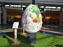 Escolares polesos exponen artísticos güevos pintos en Intu Asturias